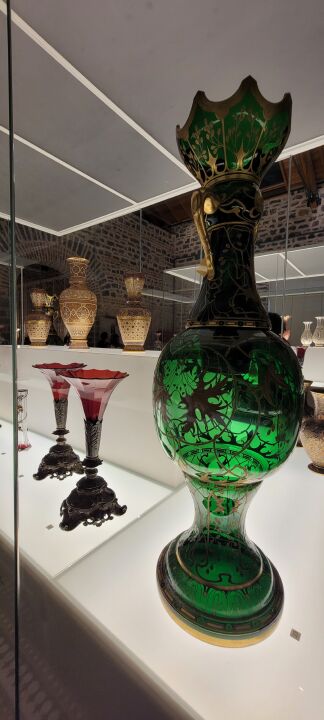 Atlar çıktı camlar girdi