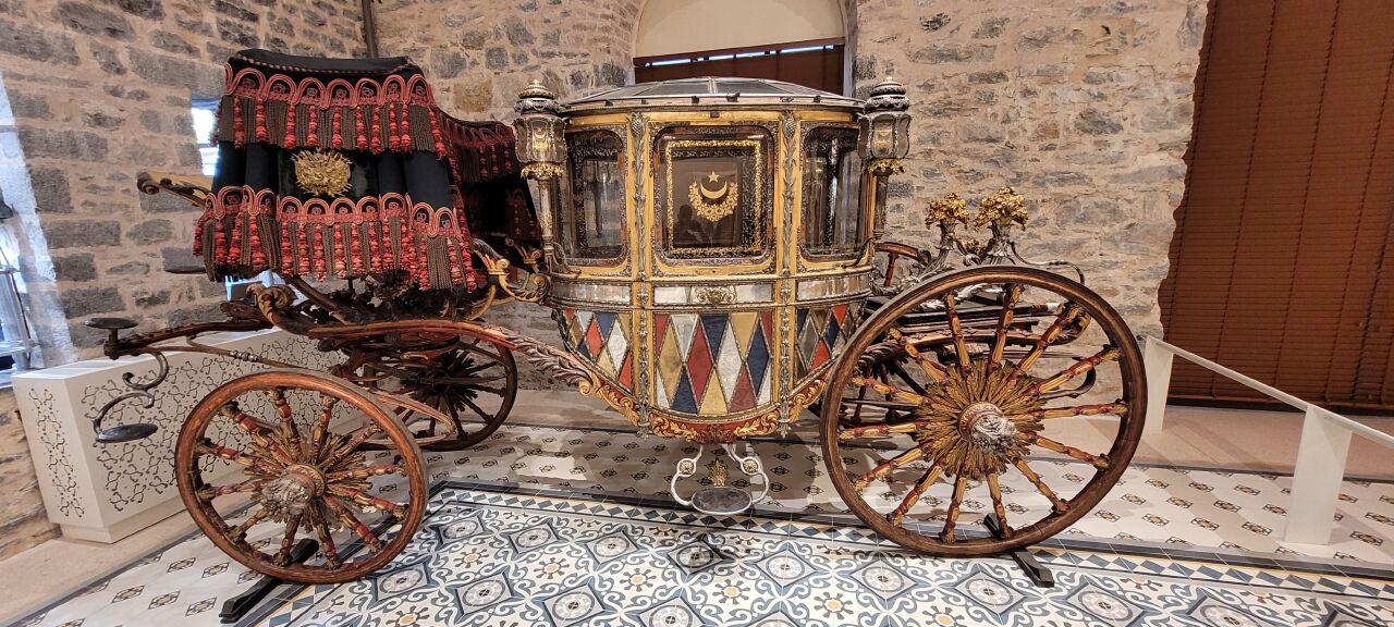 Atlar çıktı camlar girdi