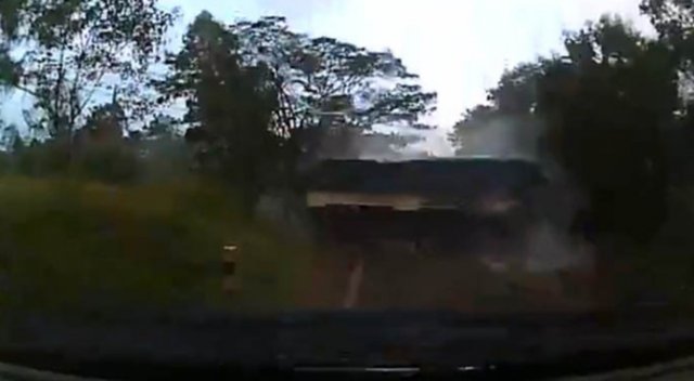 Kontrolü kaybedilen TIR böyle savruldu