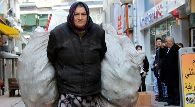 60 yaşındaki kadın, kağıt toplayarak evini geçindiriyor