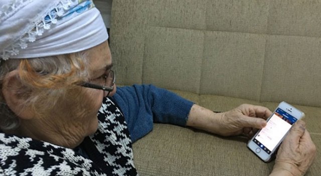 80'lik ninenin iPhone ile imtihanı