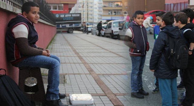 Ailesine destek olmak için okulunu bırakıp sokaklarda çalışıyor