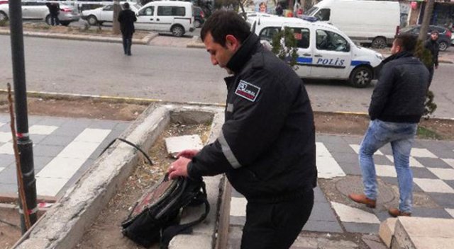 Canını hiçe sayarak şüpheli pakete müdahale etti