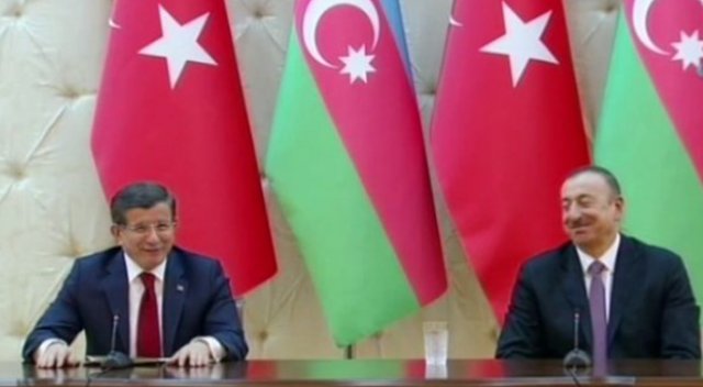 Davutoğlu Aliyev’i böyle güldürdü
