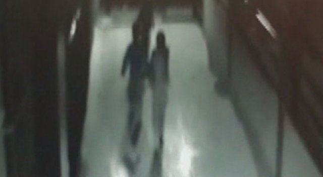 Evde çıkan yangından kurtulan çocuklar kamerada