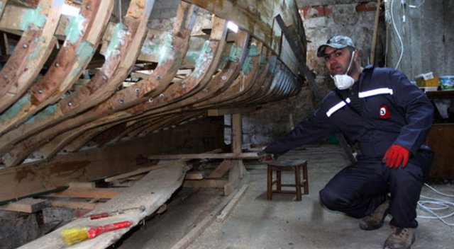 Evinin bodrumunda tekne yapıyor