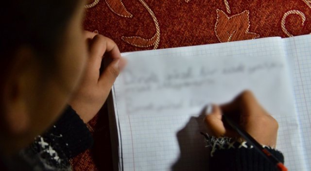 Her gün defterine aynı cümleyi yazıyor