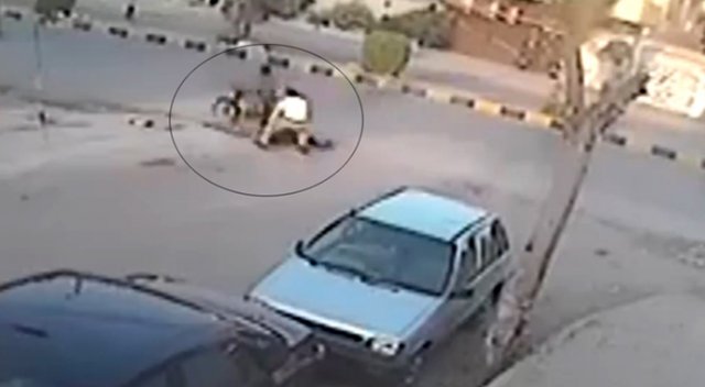 Hırsızı motosikletten aldı