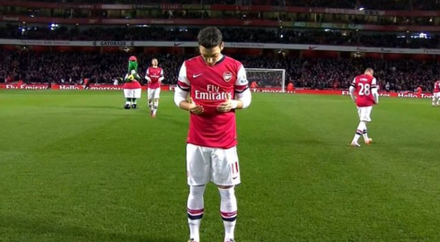 İngiltere'de gündem Mesut'un duası