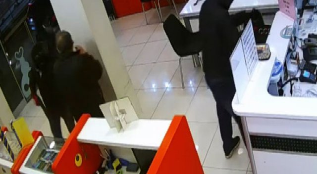 İstanbul'da pompalı tüfekle soygun kamerada