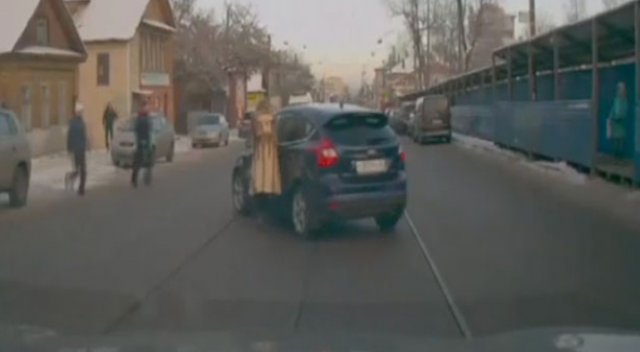 Kadın sürücü el frenini çekmeyi unutursa