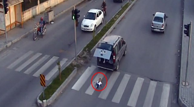 Küçük çocuk aracın bagajından yola böyle düştü