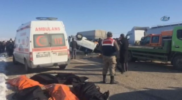 Öğrencileri taşıyan minibüs, kamyonetle çarpıştı: 11 ölü