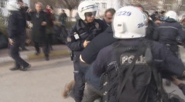 Öğrencilerle polis arasında olaylar çıktı: 12 gözaltı