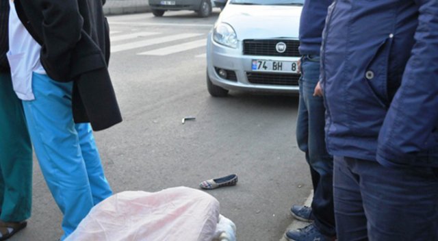 Otomobil yaya geçidinde kadına böyle çarptı