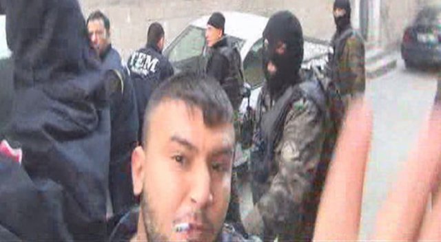 Polisler, muhabiri hem koruyamadı hem de şikayetçi oldu