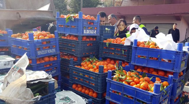 Rusya'yı protesto için 20 ton sebze meyve dağıtıldı