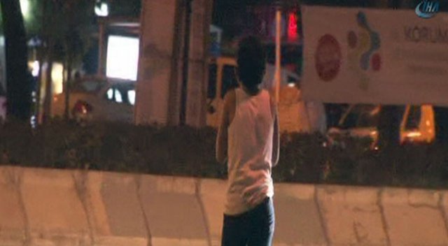 Suriyeli baba çocuğuna buz gibi havada mendil sattırdı
