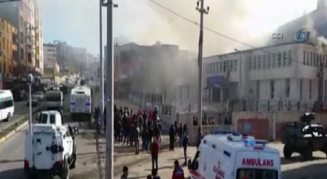 Teröristler, içerisinde öğrencilerin bulunduğu kültür merkezini ateşe verdi