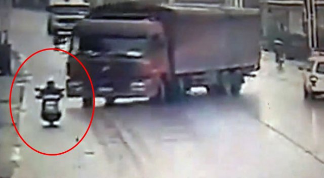TIR motosikletliyi ezerek öldürdü