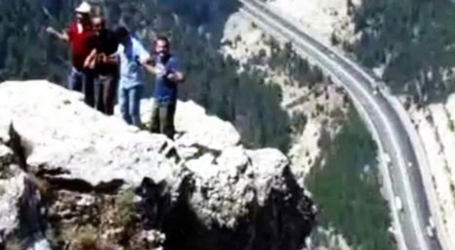Uçurumun kenarında halay şov ve Rusya’ya mesaj!