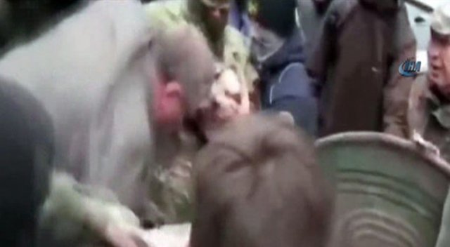 Ukrayna’da yolsuzlukla suçladıkları bürokratı çöpe attılar