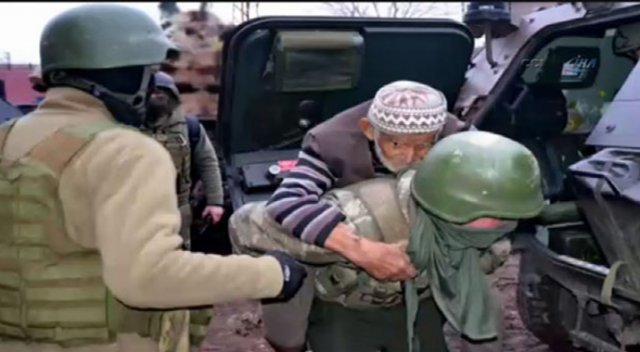 Asker yaşlı çifti sırtında taşıdı