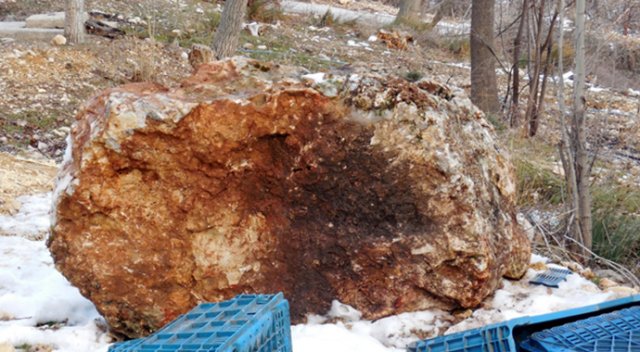 Dağdan kopan 3 tonluk kaya parçası önüne geleni ezdi geçti
