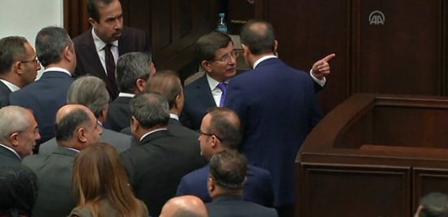 Davutoğlu, bayılan kadının yanına gitti