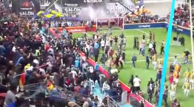 Derbide yumruklar havada uçuştu!