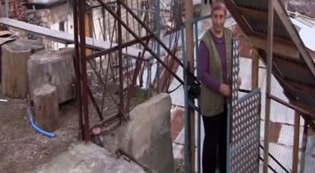 Engelleri aşmak için ev yoluna asansör sistemi yaptı
