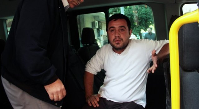 Eşini sokak ortasında dövüp hastanelik etti