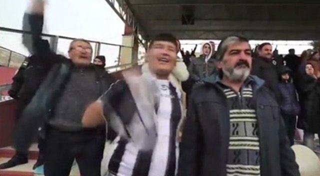 Gözleri görmese de her maça gidiyor!