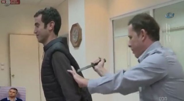 İsrailli muhabir canlı yayında bıçaklandı