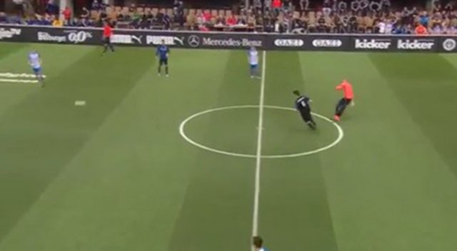 Kaleciden akıl almaz gol!
