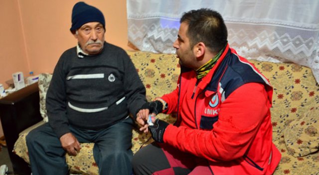 Kar küreme aracının giremediği köye UMKE girdi