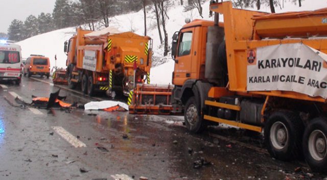 Kar temizlik çalışanlarına araç çarptı: 3 ölü