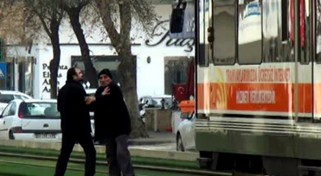 Korna çalan vatmana sinirlendi, tepki gösterdi