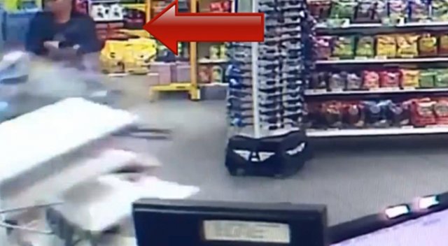 Markete dalan otomobil kadını teğet geçti