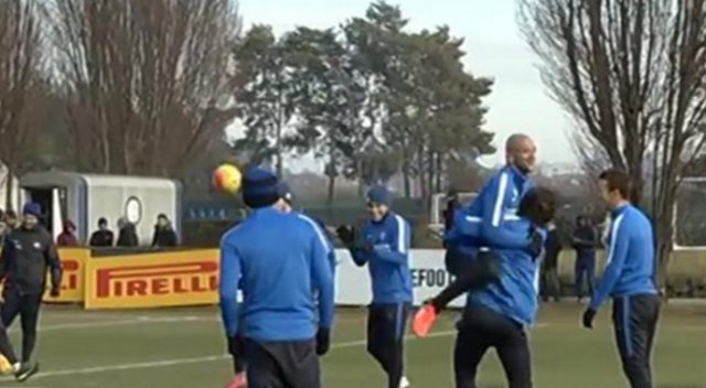 Melo adeta deliye döndü!