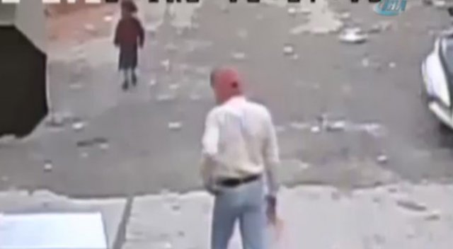 Minik kız bu otomobilin altından sağ çıktı