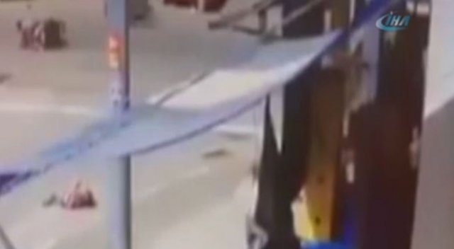 Önce çocuğu sonra kendi düştü