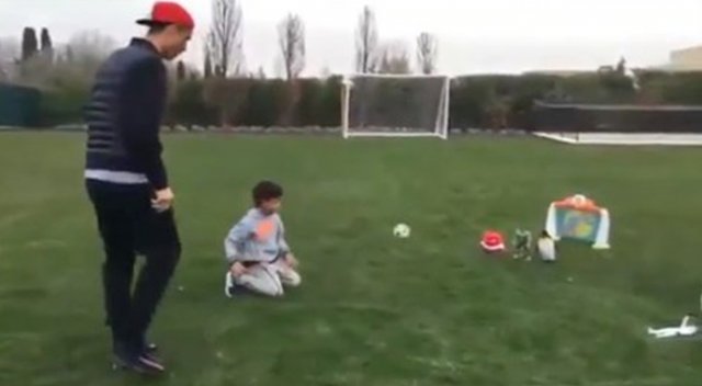 Ronaldo oğluna acımadı!
