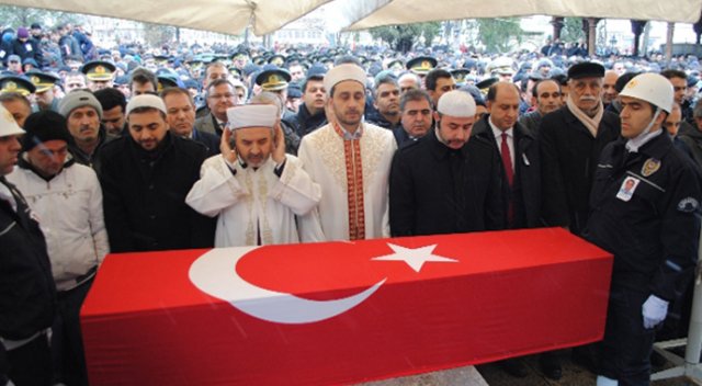 Şehit polisi 10 bin kişi uğurladı