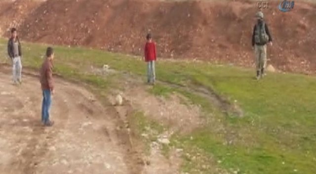 Silopi'de askerler çocuklarla futbol oynadı