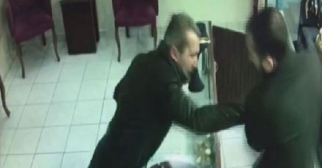 Soymaya kalkıştığı kuyumcuyu bıçaklayan terlikli şüpheli yakalandı