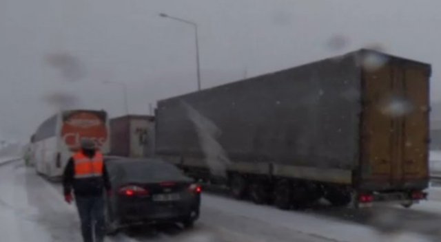TIR kaza yaptı: Bolu Dağı tüneli trafiğe kapandı