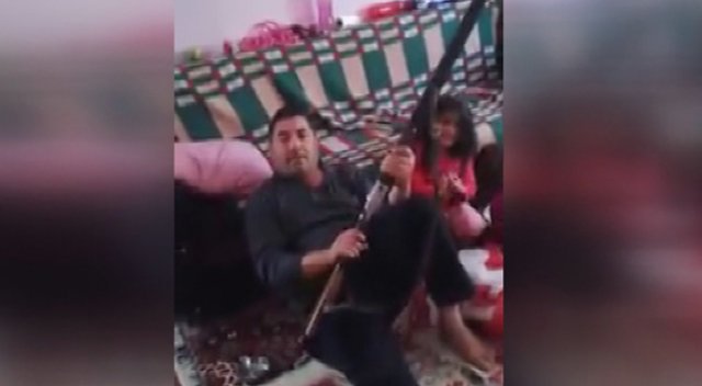 Tüfeğin namlusunu çocuklarına doğrultan baba
