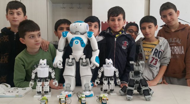 Zeybek oynayan robot!