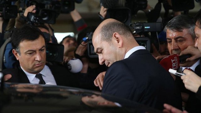 Bakan Soylu Erdoğan'a hakaret içeren sloganlar atıldığı için salonu terk etti